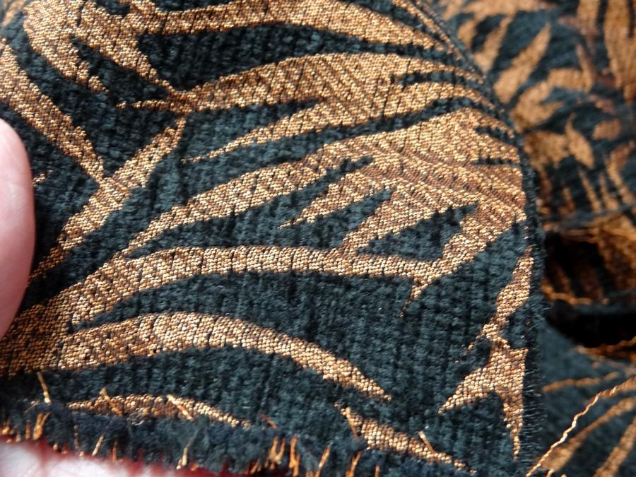 Tissu jacquard motif fougere veours noir et mordore 4