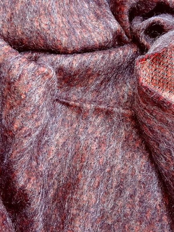 Tissu laine mohair et polyester melanges chine corail et prune 1 
