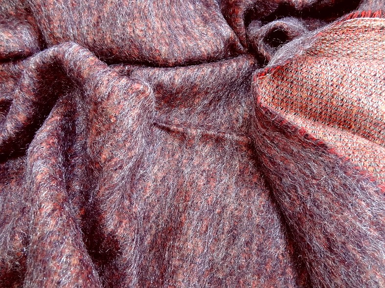 Tissu laine mohair et polyester melanges chine corail et prune 1