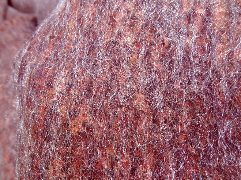 Tissu laine mohair et polyester melanges chine corail et prune 2