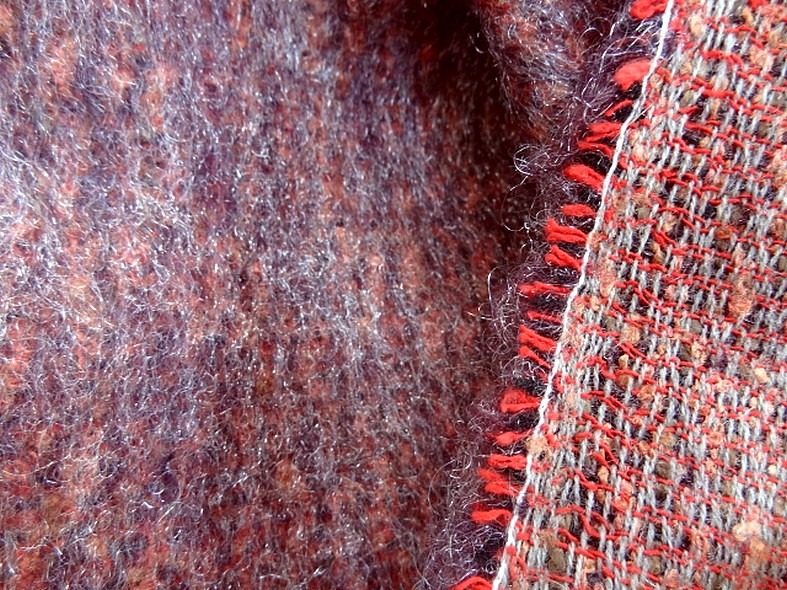 Tissu laine mohair et polyester melanges chine corail et prune 3