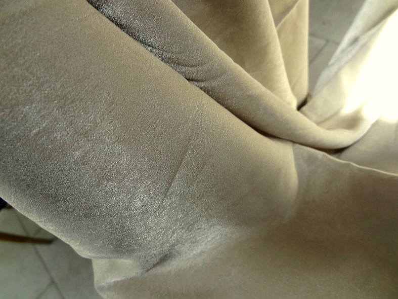 Tissu microfibre beige moire effet nacre 4
