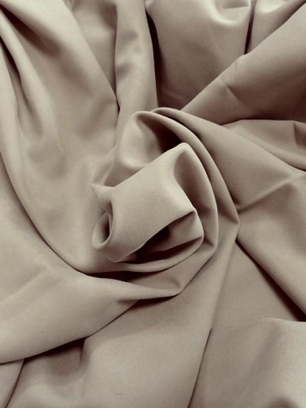 Tissu peau de peche beige envers satin 1