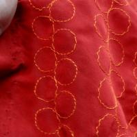 Tissu poly rouge groseille brode fil orange 2 