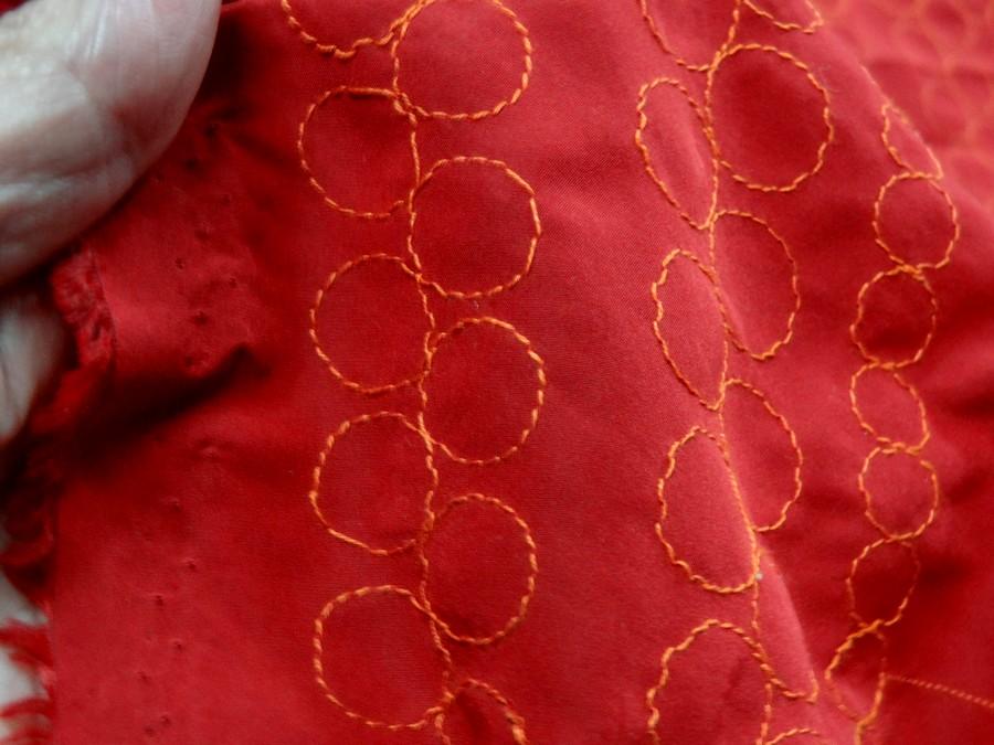 Tissu poly rouge groseille brode fil orange 2