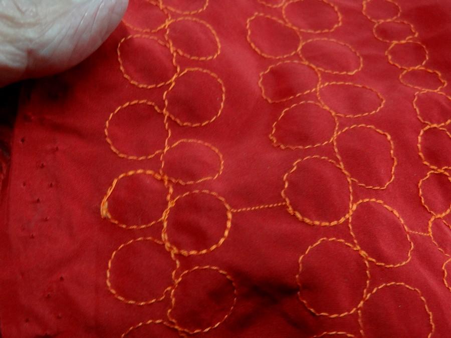 Tissu poly rouge groseille brode fil orange 3