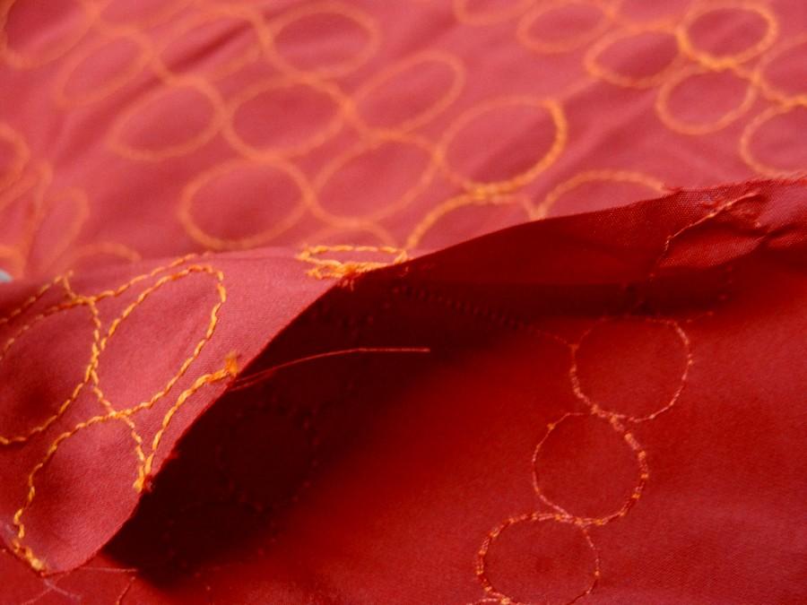 Tissu poly rouge groseille brode fil orange 4