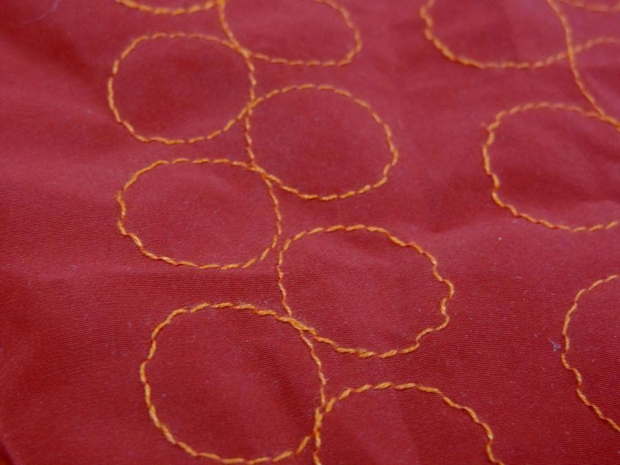 Tissu poly rouge groseille brode fil orange 5