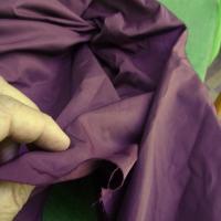 Tissu poly satine teinte prune 2