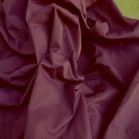 Tissu poly satine teinte prune 3