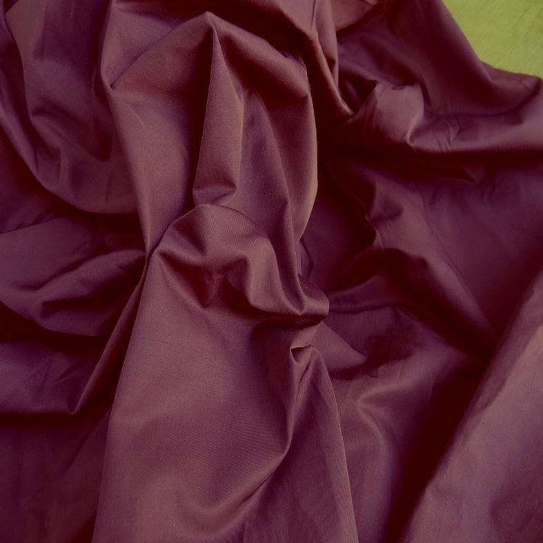 Tissu poly satine teinte prune 3