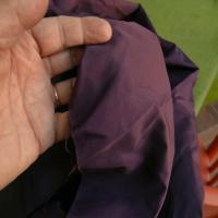 Tissu poly satine teinte prune 4