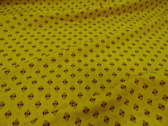 Tissu provencal fond jaune or jpg 1 