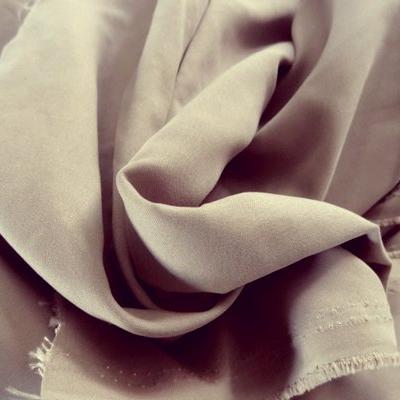 Tissu satin peau de pêche taupe 01