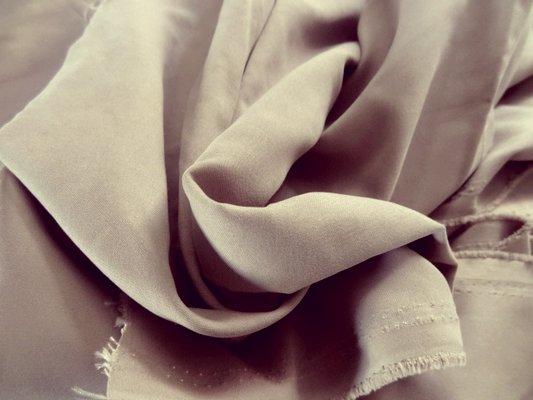 Tissu satin peau de pêche taupe 01