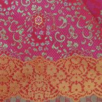 Tissu satine motifs tisses fuchsia et or inspiration indienne 2 