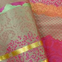 Tissu satine motifs tisses fuchsia et or inspiration indienne 4 