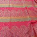 Tissu satine motifs tisses fuchsia et or inspiration indienne 6