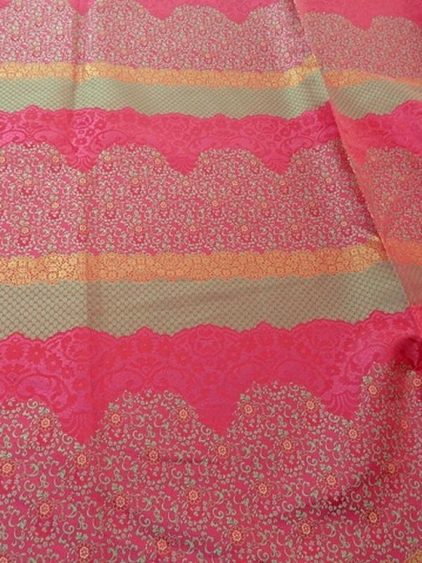 Tissu satine motifs tisses fuchsia et or inspiration indienne 6 
