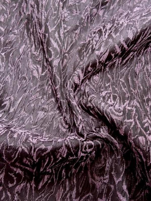Tissu stretch relief magma noir et lilas 1 
