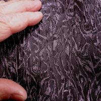 Tissu stretch relief magma noir et lilas 3 