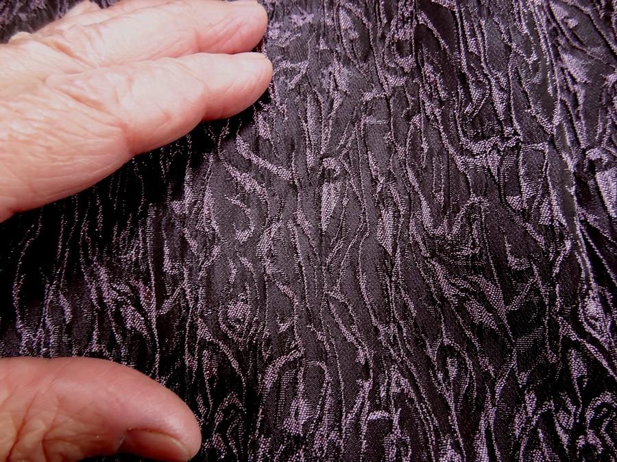 Tissu stretch relief magma noir et lilas 3