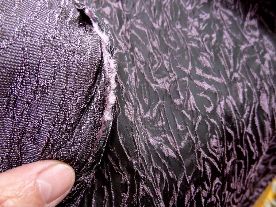 Tissu stretch relief magma noir et lilas 4
