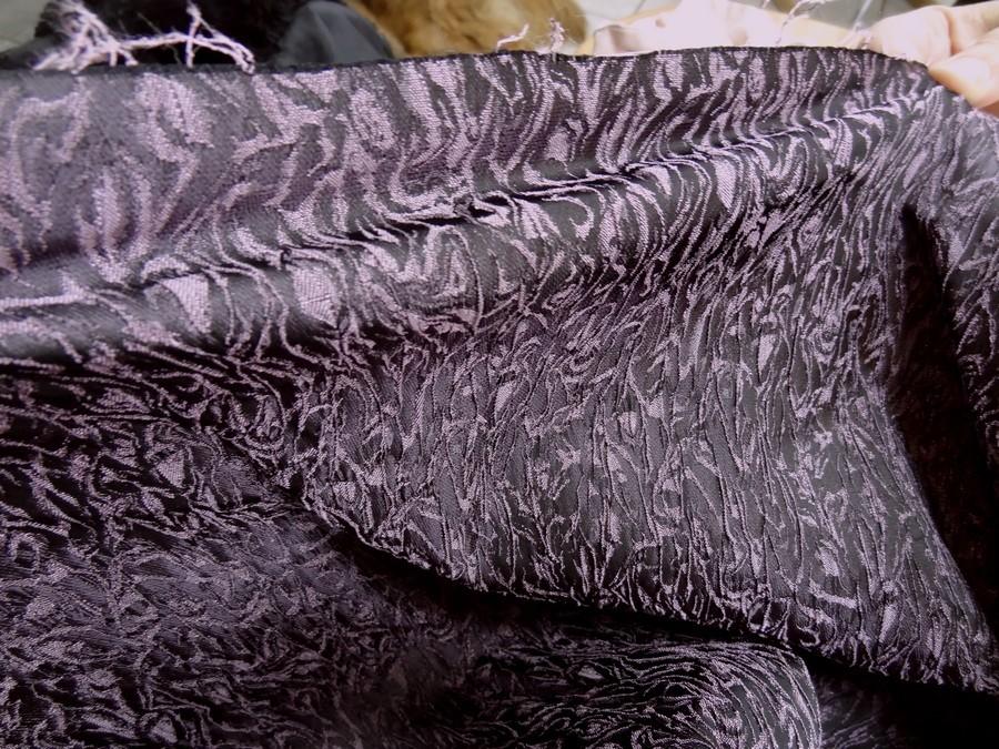 Tissu stretch relief magma noir et lilas 5