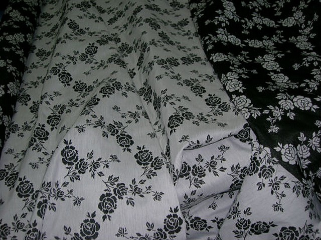 Tissu tapissier damasse noir blanc fleuri