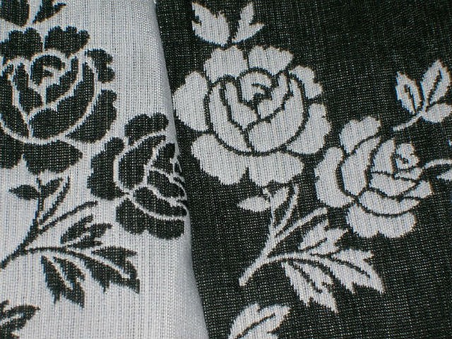 Tissu tapissier damasse noir blanc fleuri 1