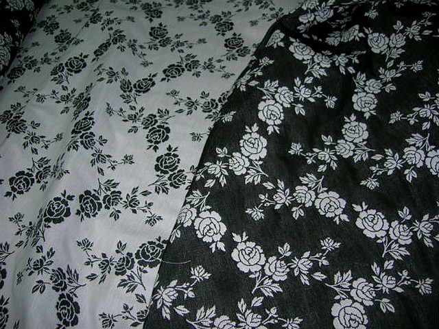 Tissu tapissier damasse noir blanc fleuri 2