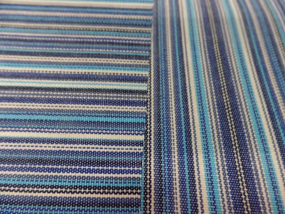 Tissu toile de bache a fine rayure ton de bleu