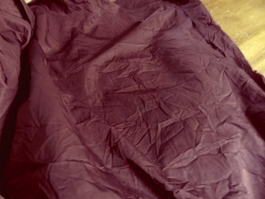 Tissu type parachute satiné prune froissé 01