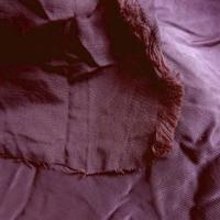 Tissu type parachute satiné prune froissé 04