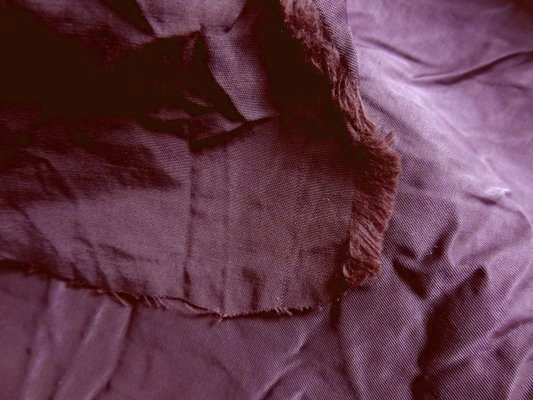 Tissu type parachute satiné prune froissé 04