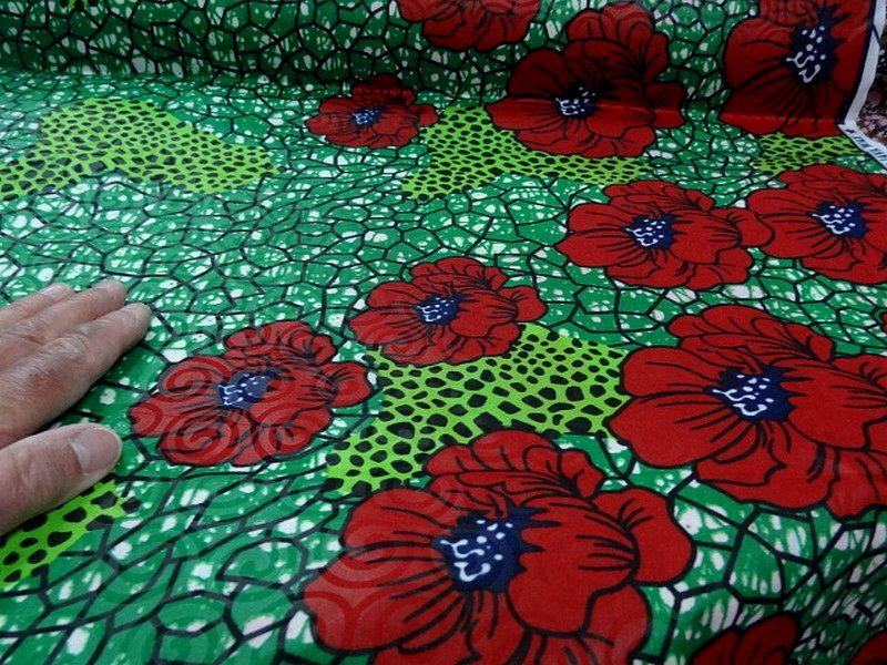 Tissu wax beaux pavots sur fond vert prairie