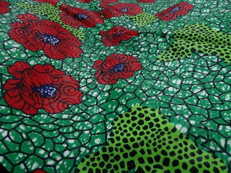 Tissu wax beaux pavots sur fond vert prairie