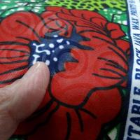 Tissu wax beaux pavots sur fond vert prairie