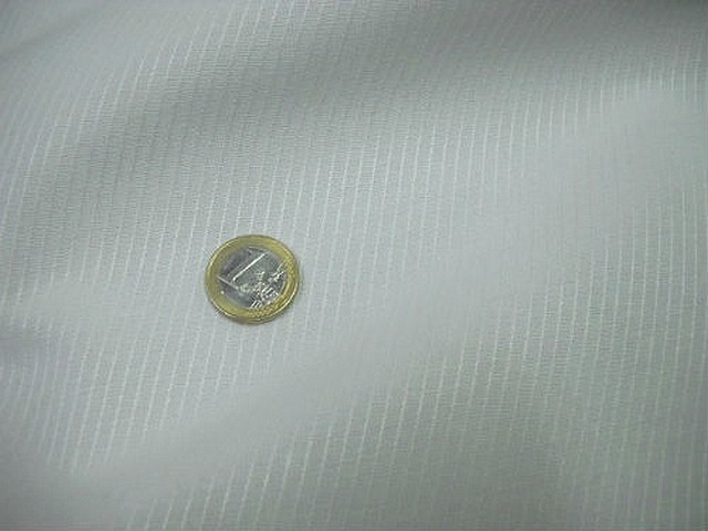 Toile coton blanc fines raies satin en relief 1