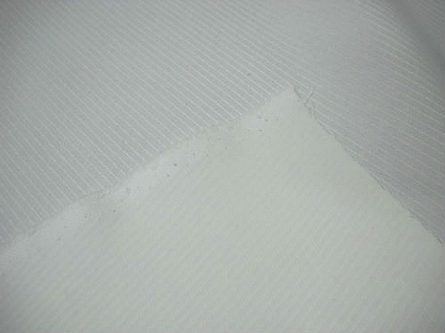 Toile coton blanc fines raies satin en relief 2