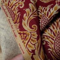 Toile de jute imprimee motif baroque fond rouge framboise 7 