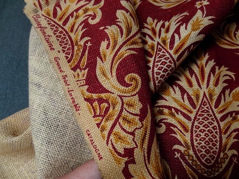 Toile de jute imprimee motif baroque fond rouge framboise 7