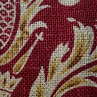 Toile de jute imprimee motif baroque fond rouge framboise 8 