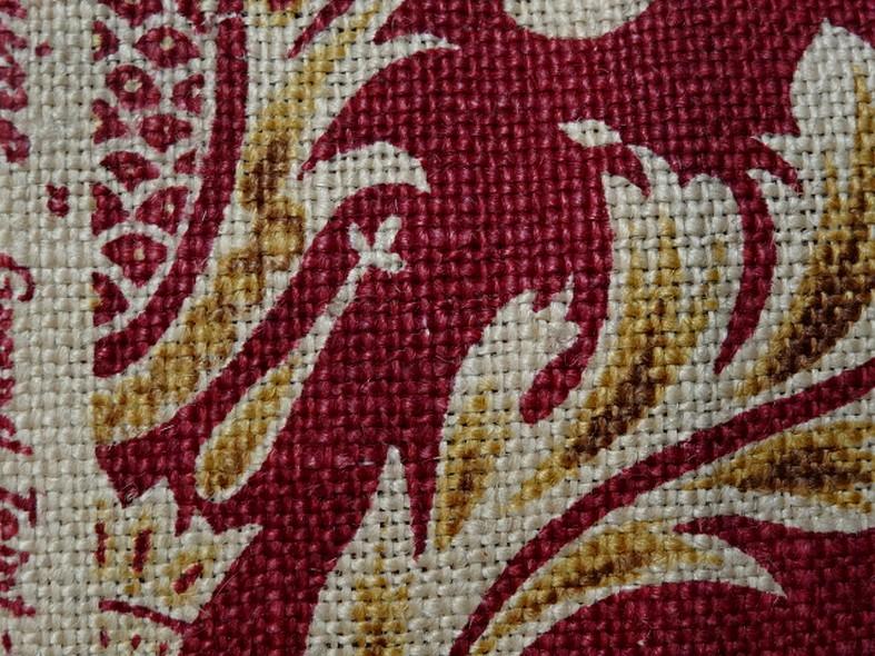 Toile de jute imprimee motif baroque fond rouge framboise 8