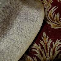 Toile de jute imprimee motif baroque fond rouge framboise 9 