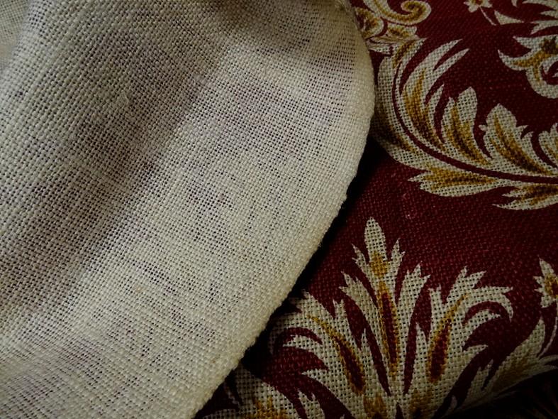 Toile de jute imprimee motif baroque fond rouge framboise 9