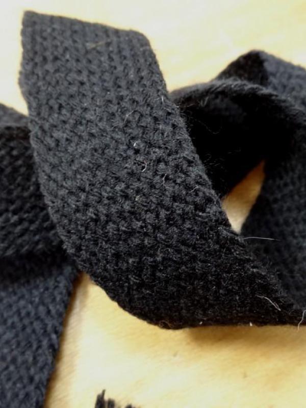 Tresse plate en lainage noire 1 