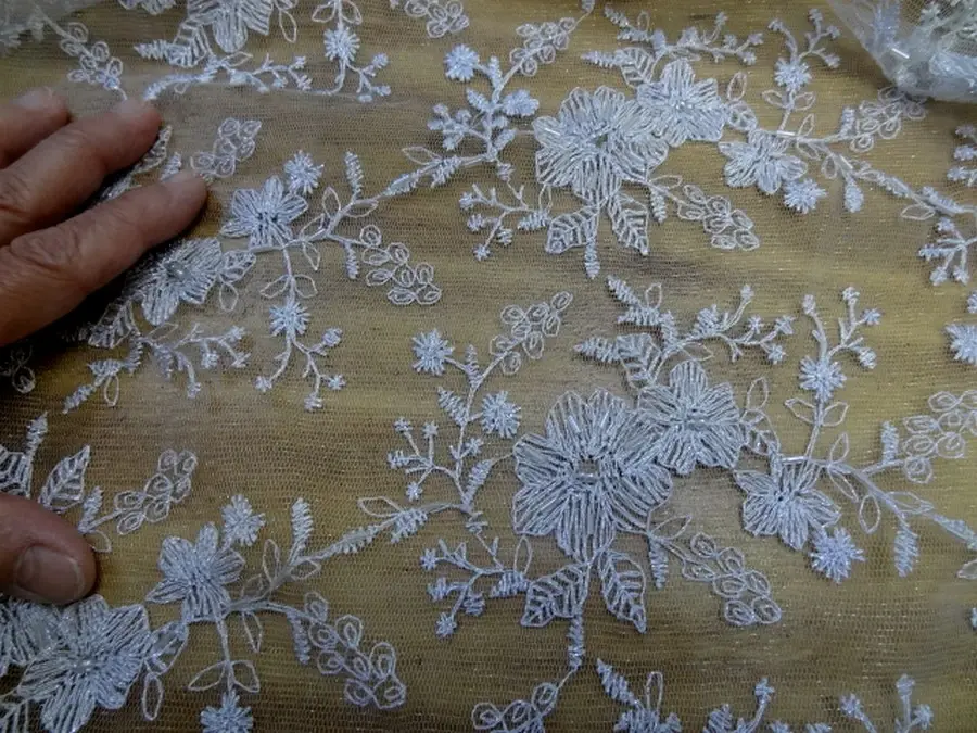 Tulle argent clair brode festonne et perle 2