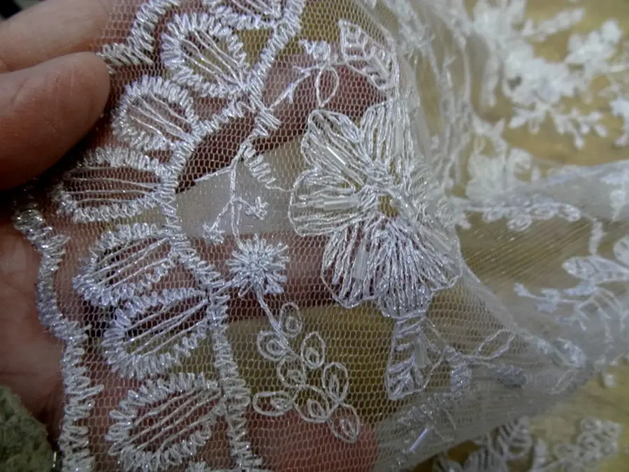 Tulle argent clair brode festonne et perle 3
