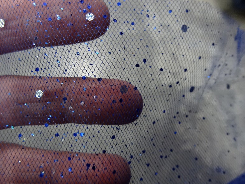 Tulle bleu saphir paillettes projetees
